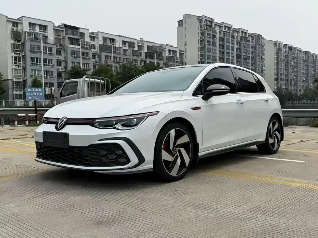 Volkswagen Golf GTI — фото 1