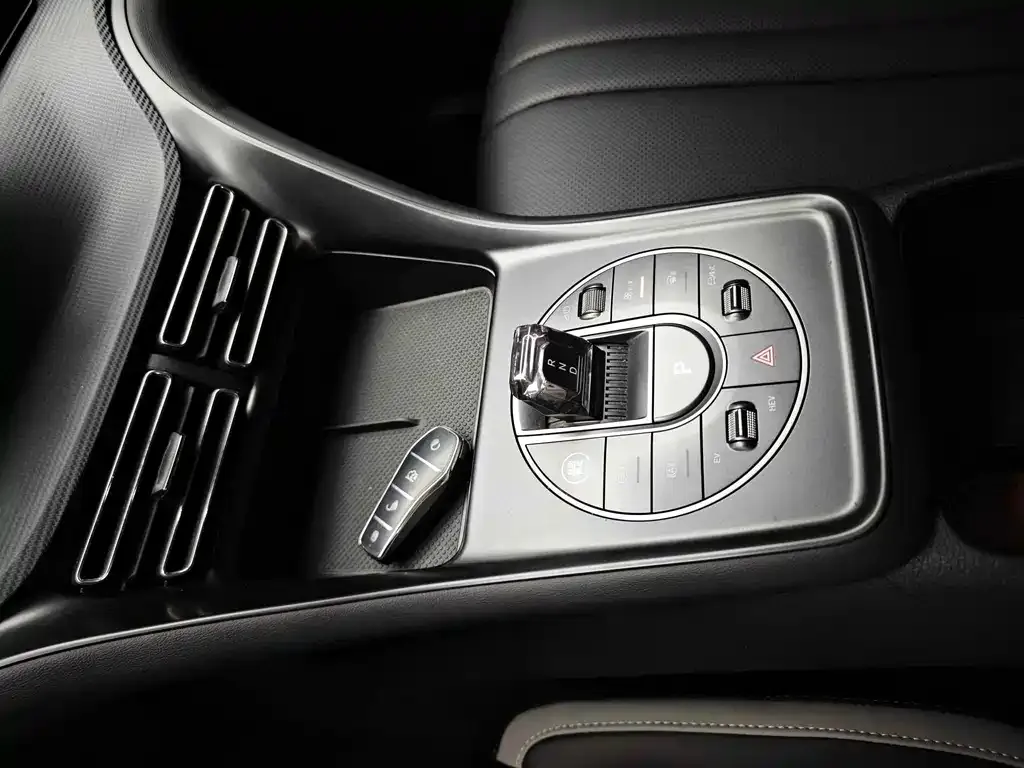 BYD Seal 05 DM-i — фото 10