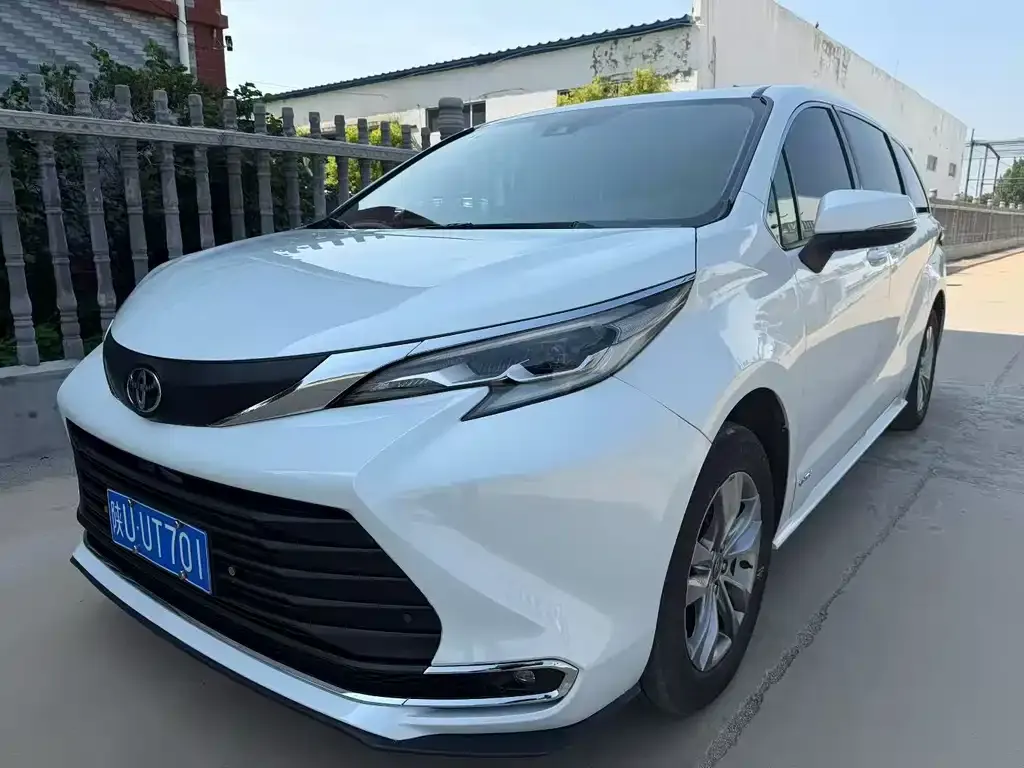 Toyota Sienna — фото 1