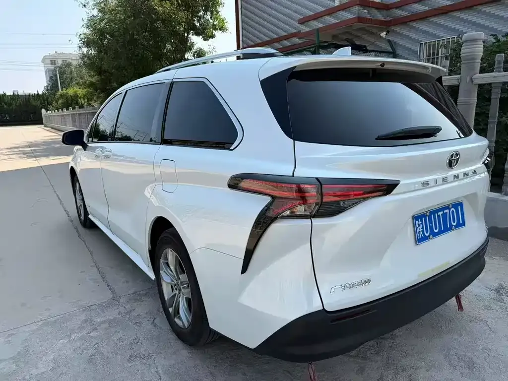 Toyota Sienna — фото 4