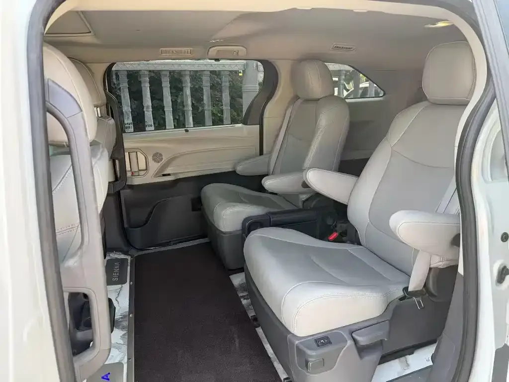 Toyota Sienna — фото 2
