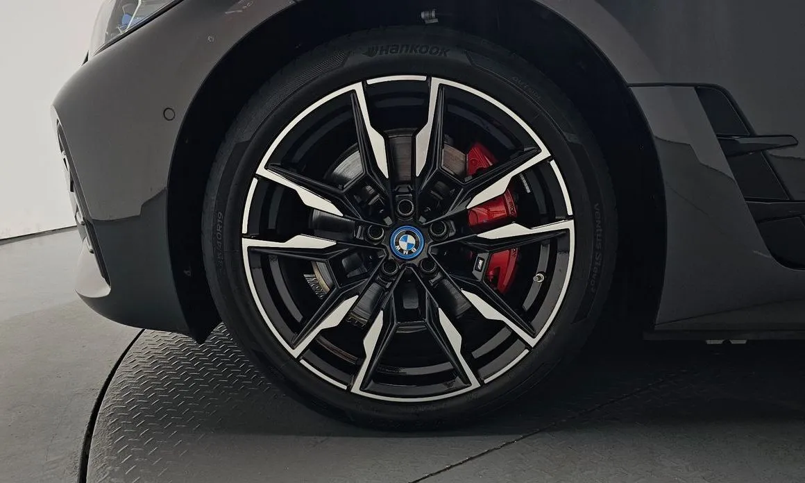 BMW i4 — фото 8