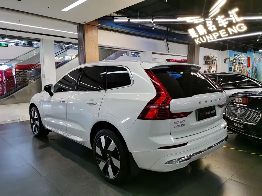 Volvo XC60 PHEV — фото 9