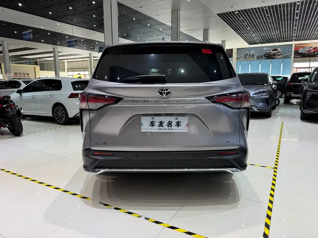 Toyota Granvia — фото 3