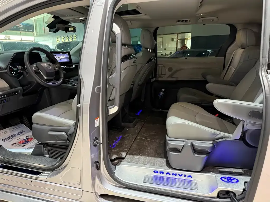 Toyota Granvia — фото 4