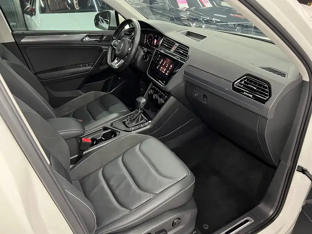 Volkswagen Tiguan L — фото 4