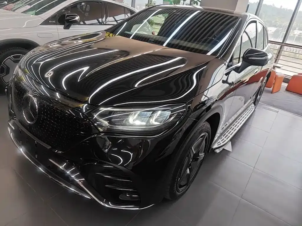 Mercedes-Benz EQE SUV — фото 1