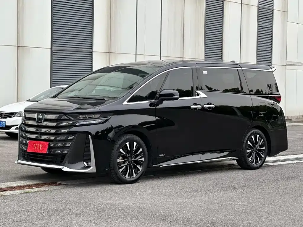 Toyota Vellfire — фото 1