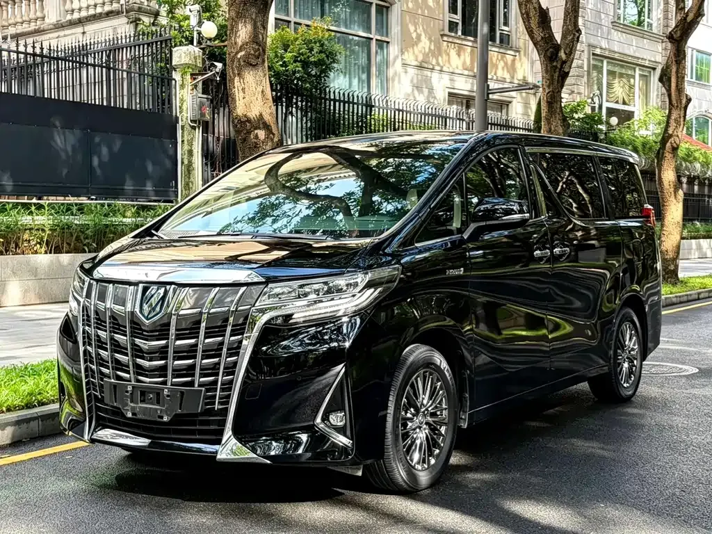 Toyota Alphard — фото 1