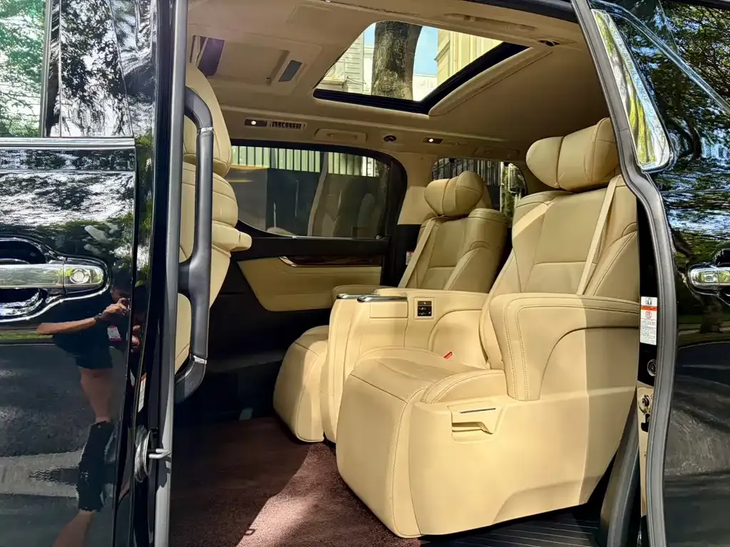 Toyota Alphard — фото 9