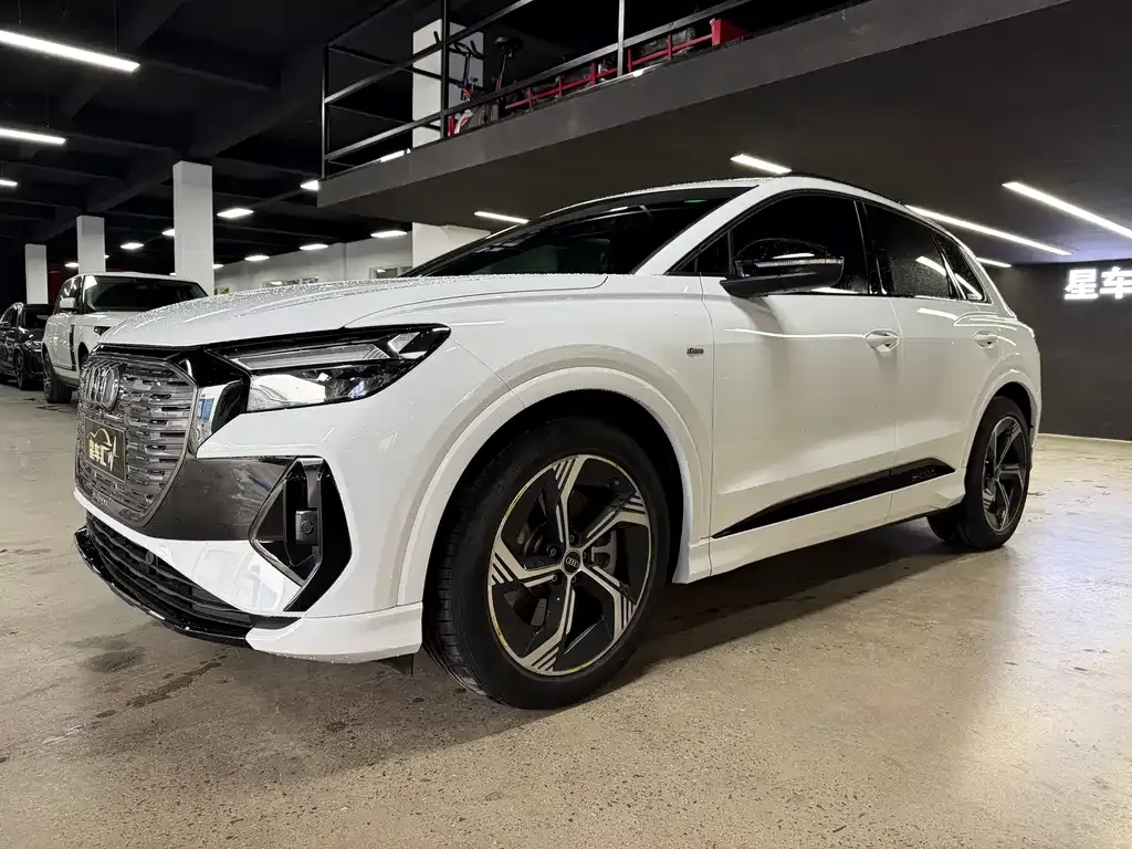 Audi Q4 e-tron — фото 1