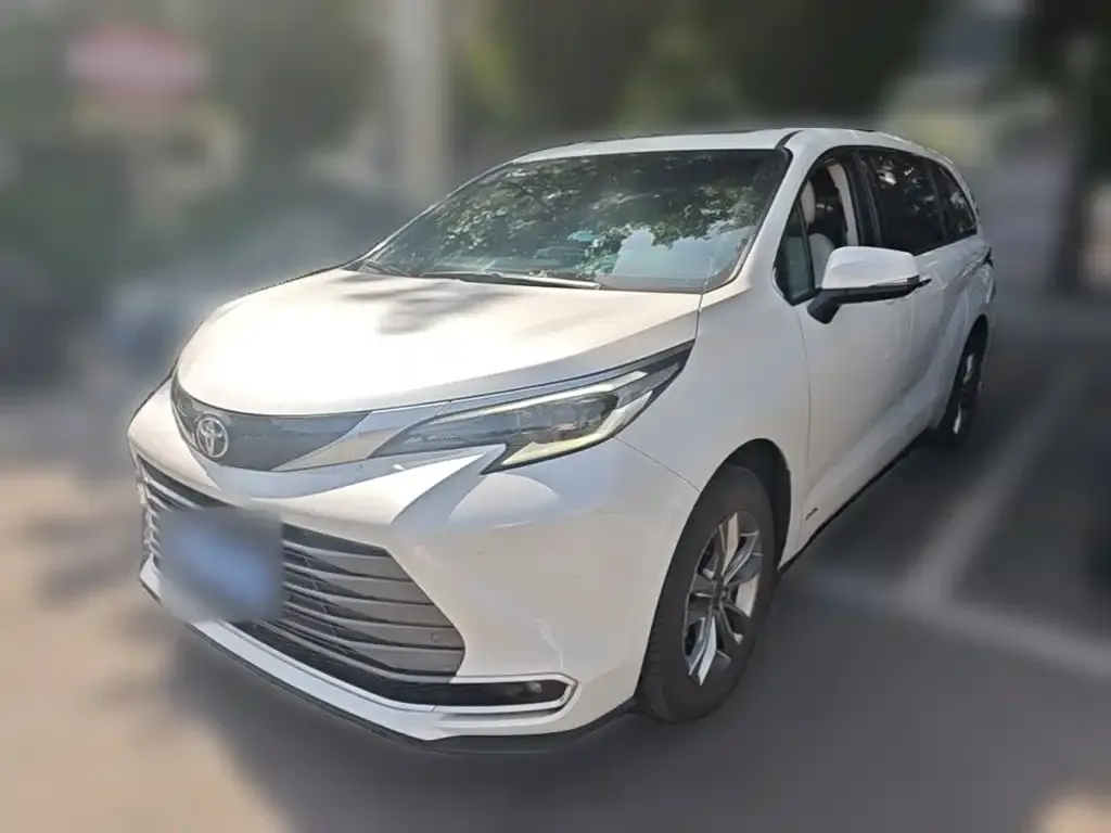 Toyota Sienna — фото 1