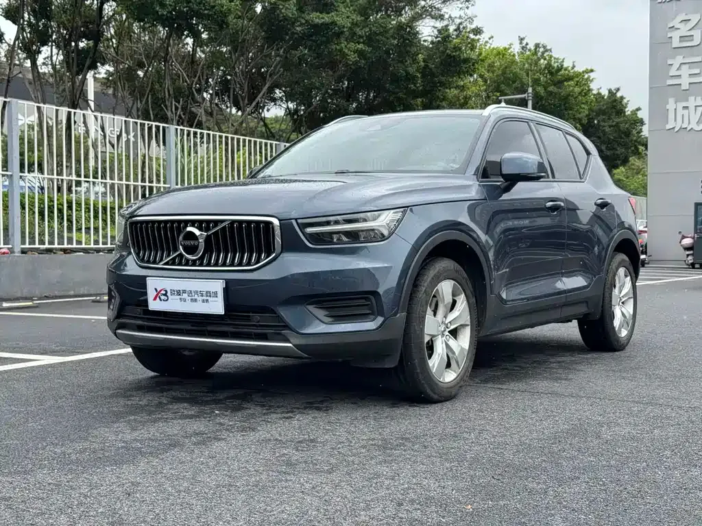 Volvo XC40 — фото 1