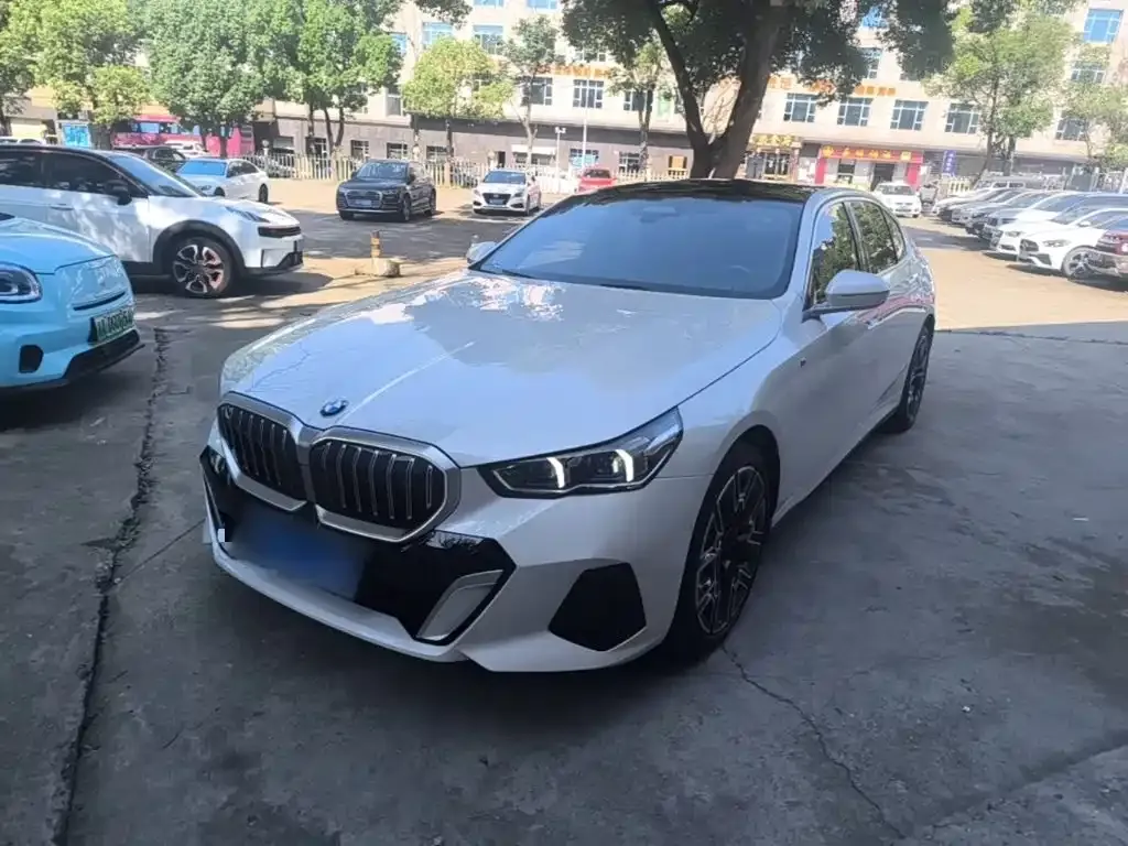 BMW 5 Series — фото 1