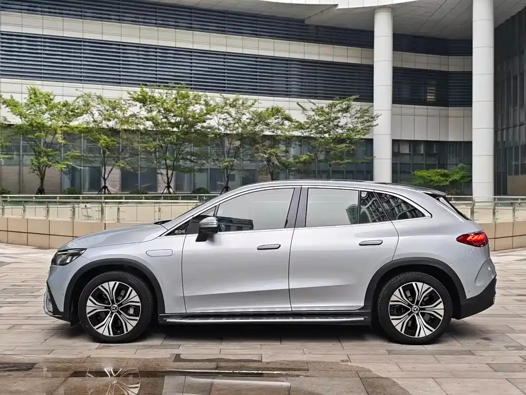 Mercedes-Benz EQE SUV — фото 9