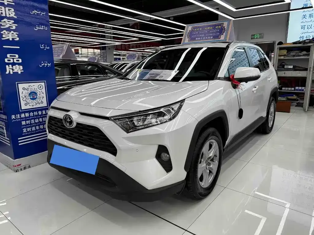 Toyota RAV4 — фото 1