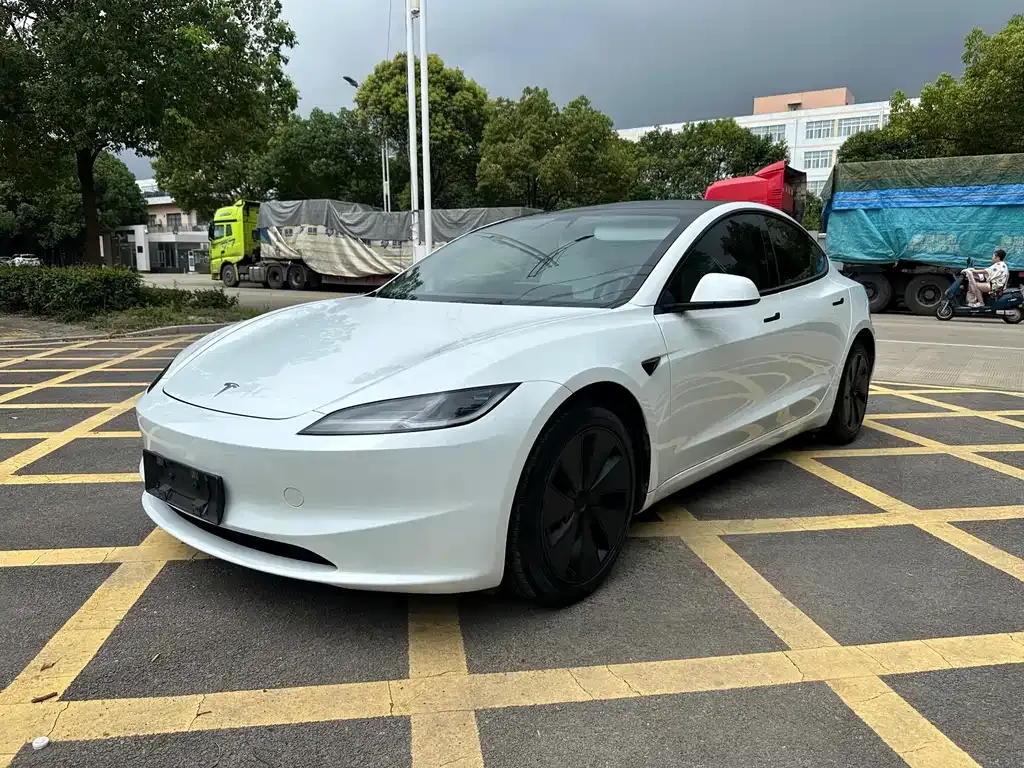Tesla Model 3 — фото 1