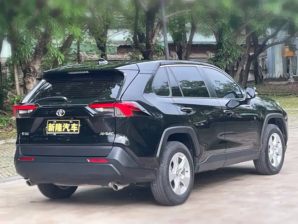 Toyota RAV4 — фото 9