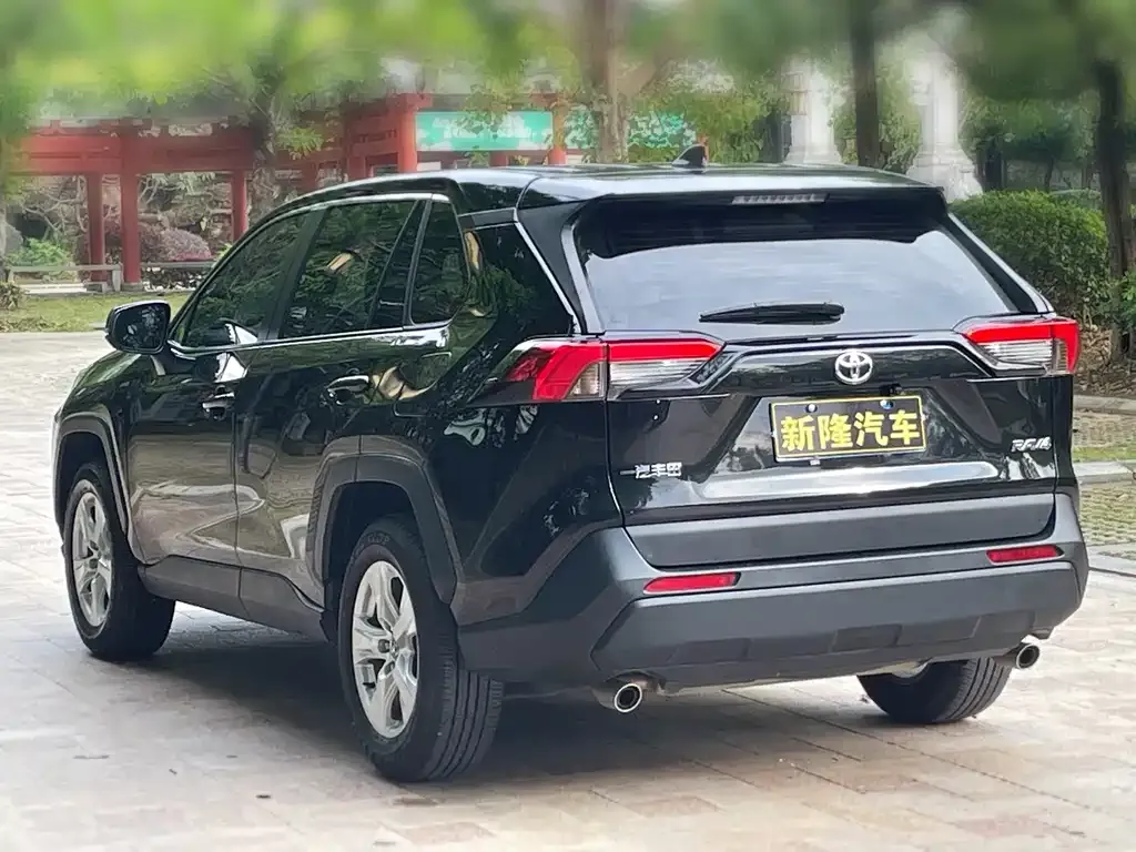 Toyota RAV4 — фото 7