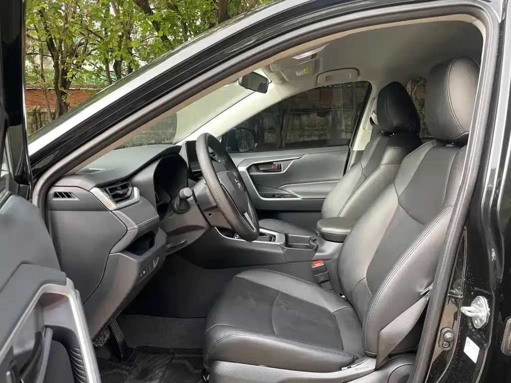 Toyota RAV4 — фото 8