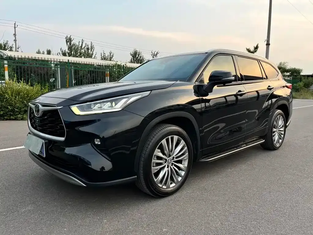 Toyota Highlander — фото 1