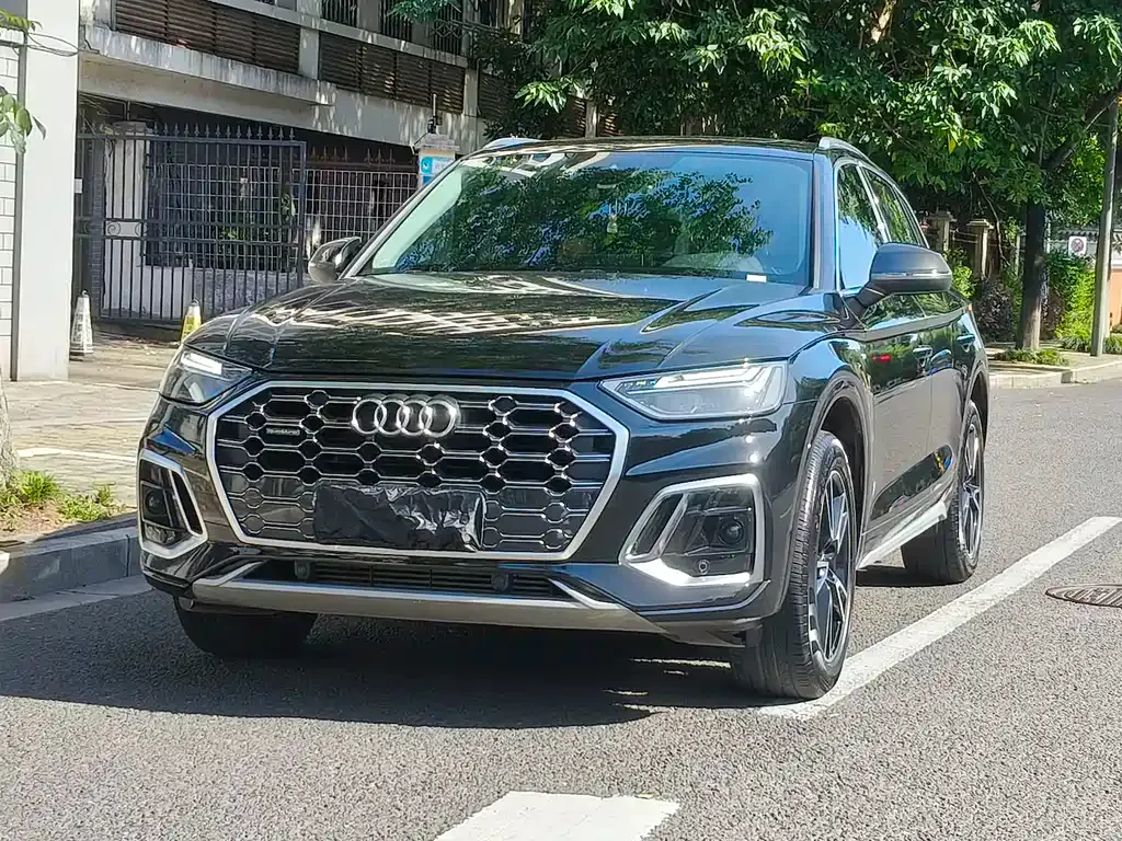 Audi Q5L — фото 1