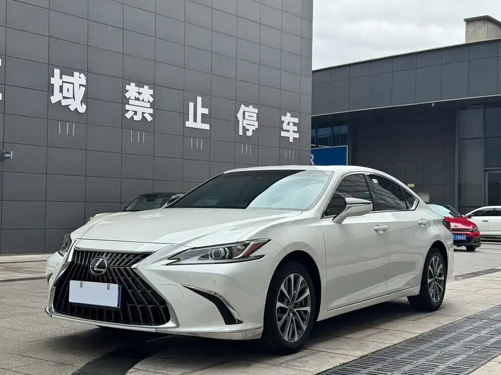 Lexus ES — фото 1