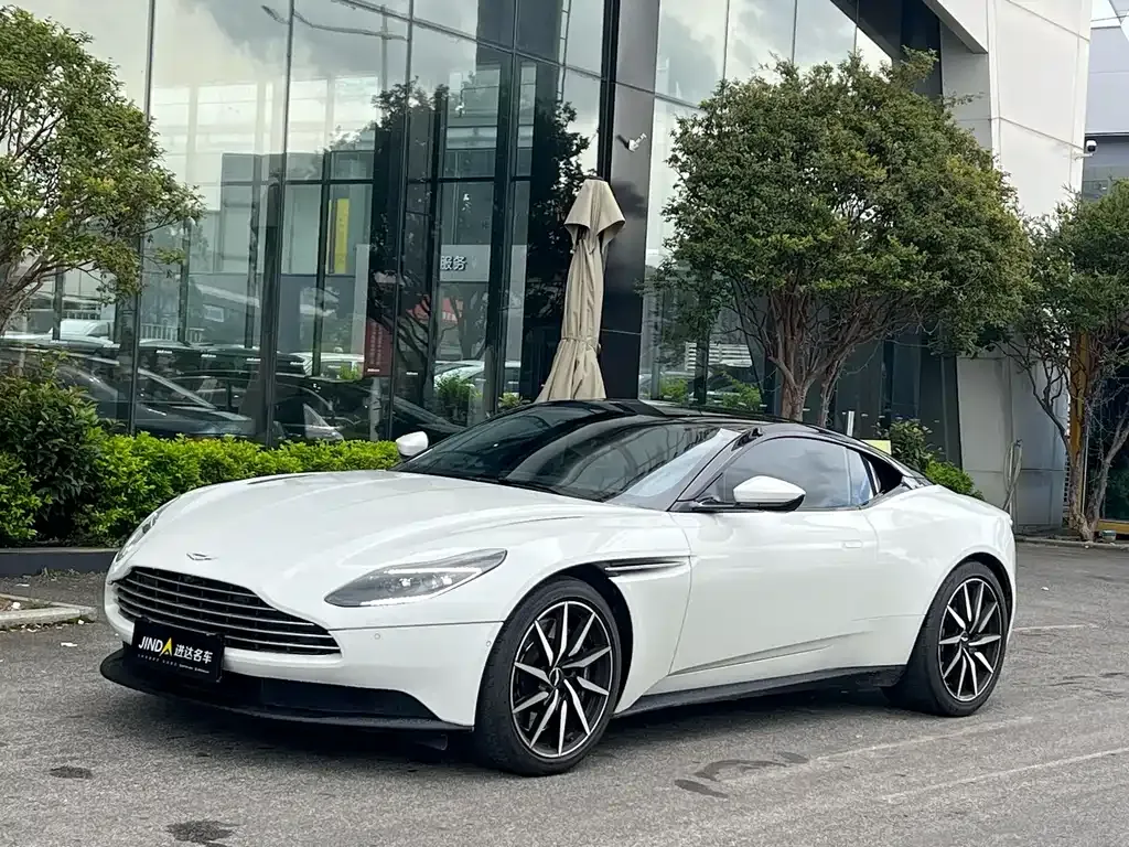 Aston Martin DB11 — фото 1