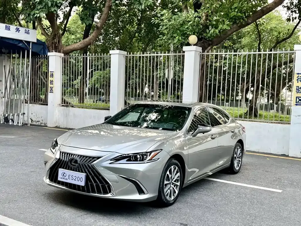 Lexus ES — фото 1