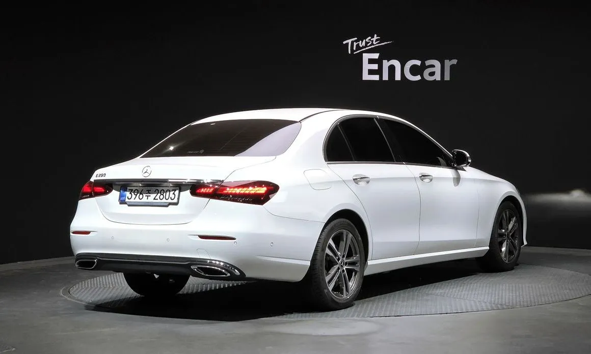 Mercedes-Benz E-Class — фото 7