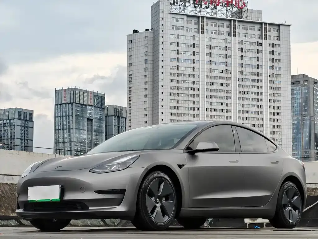 Tesla Model 3 — фото 1