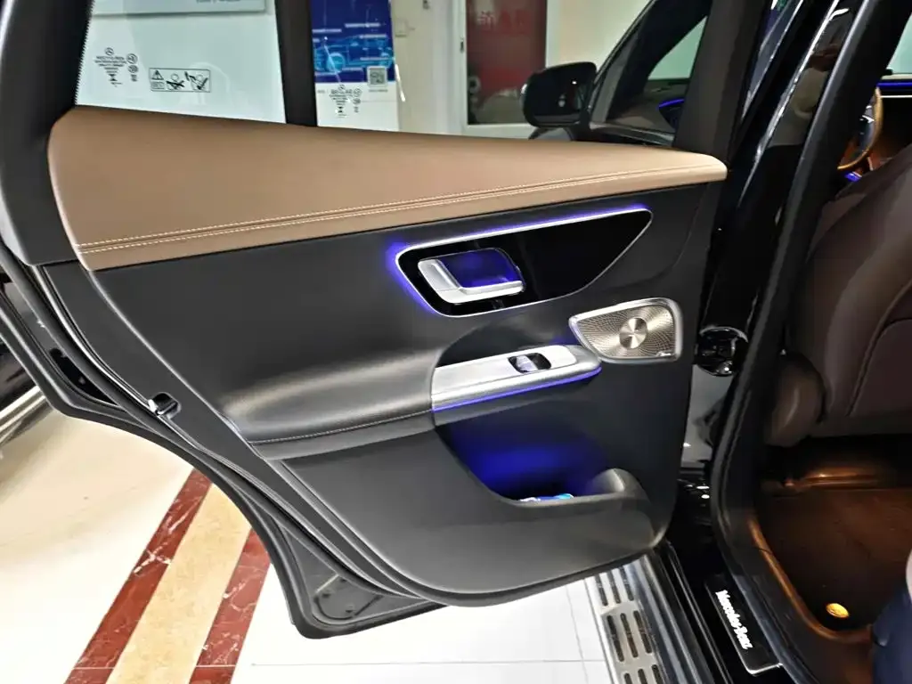 Mercedes-Benz EQE SUV — фото 7