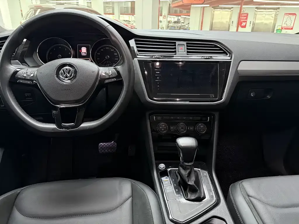 Volkswagen Tiguan L — фото 3