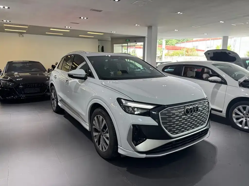 Audi Q4 e-tron — фото 1