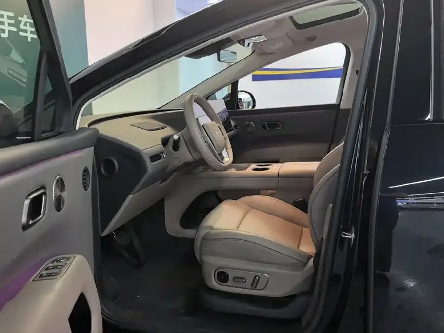 Li Auto i8 — фото 10