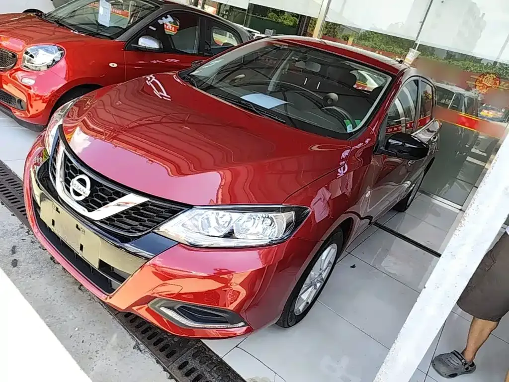 Nissan Tiida — фото 1
