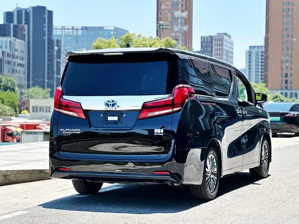 Toyota Alphard — фото 9