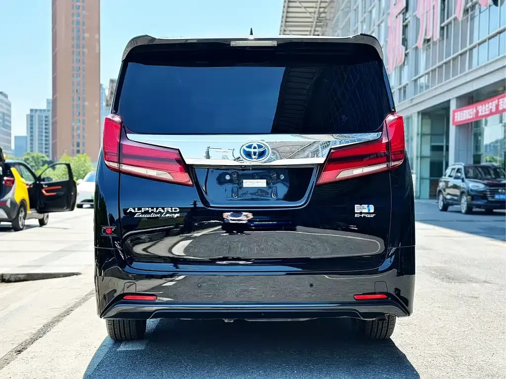 Toyota Alphard — фото 5