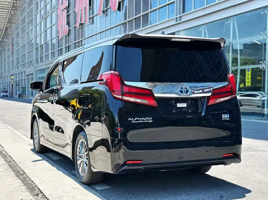 Toyota Alphard — фото 4