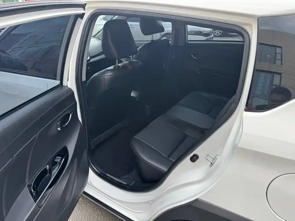 Toyota Yaris L — фото 2