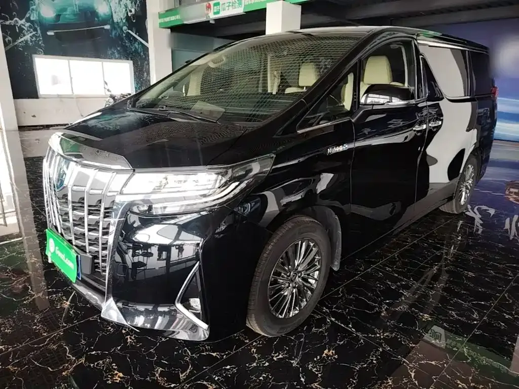 Toyota Alphard — фото 1