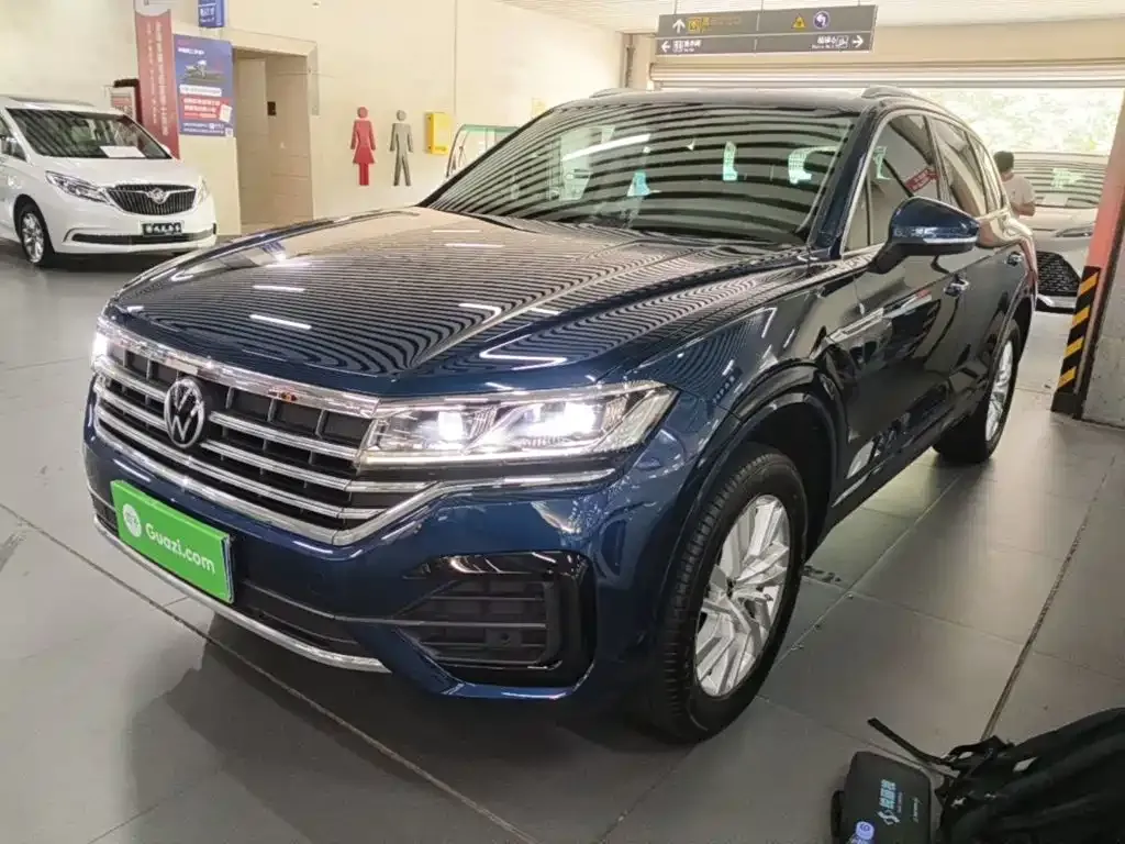 Volkswagen Touareg — фото 1