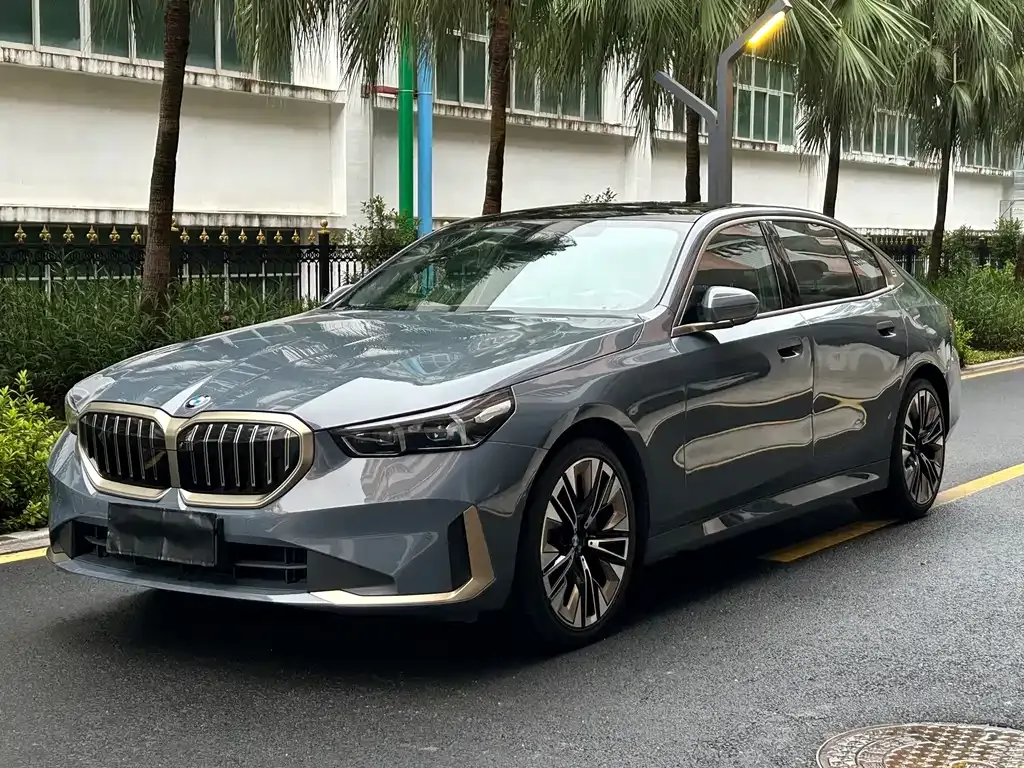 BMW 5 Series — фото 1