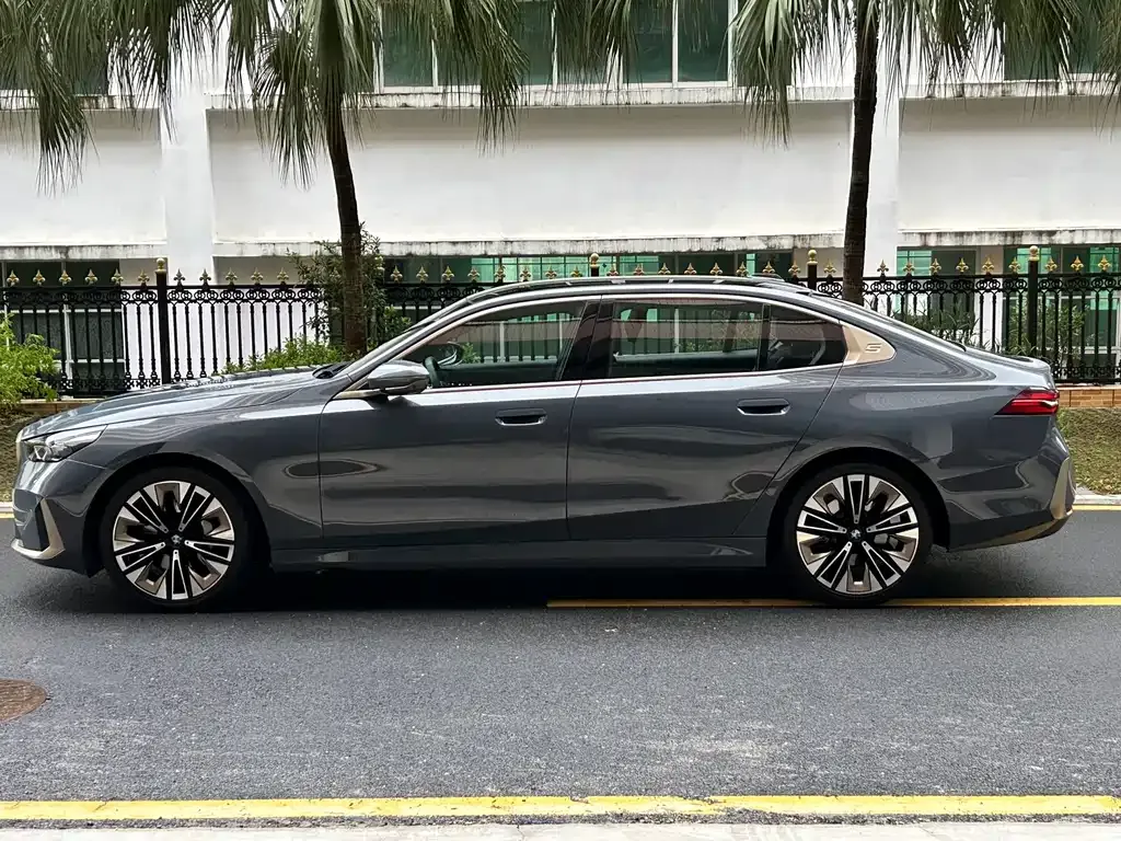 BMW 5 Series — фото 6