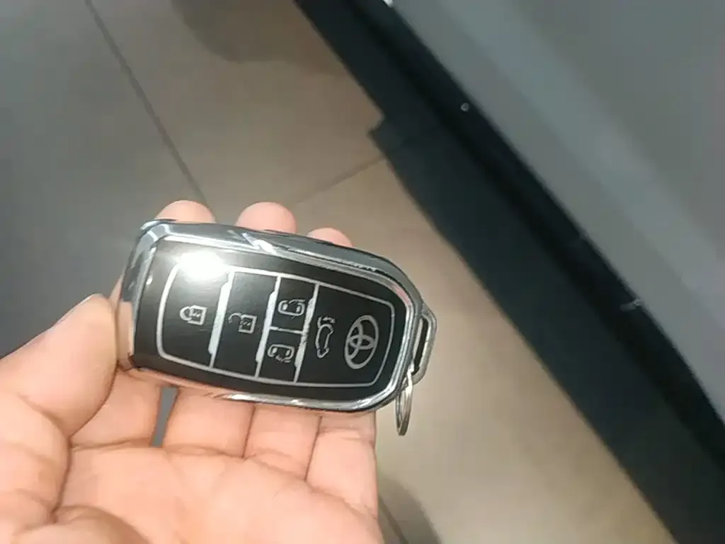 Toyota Granvia — фото 2