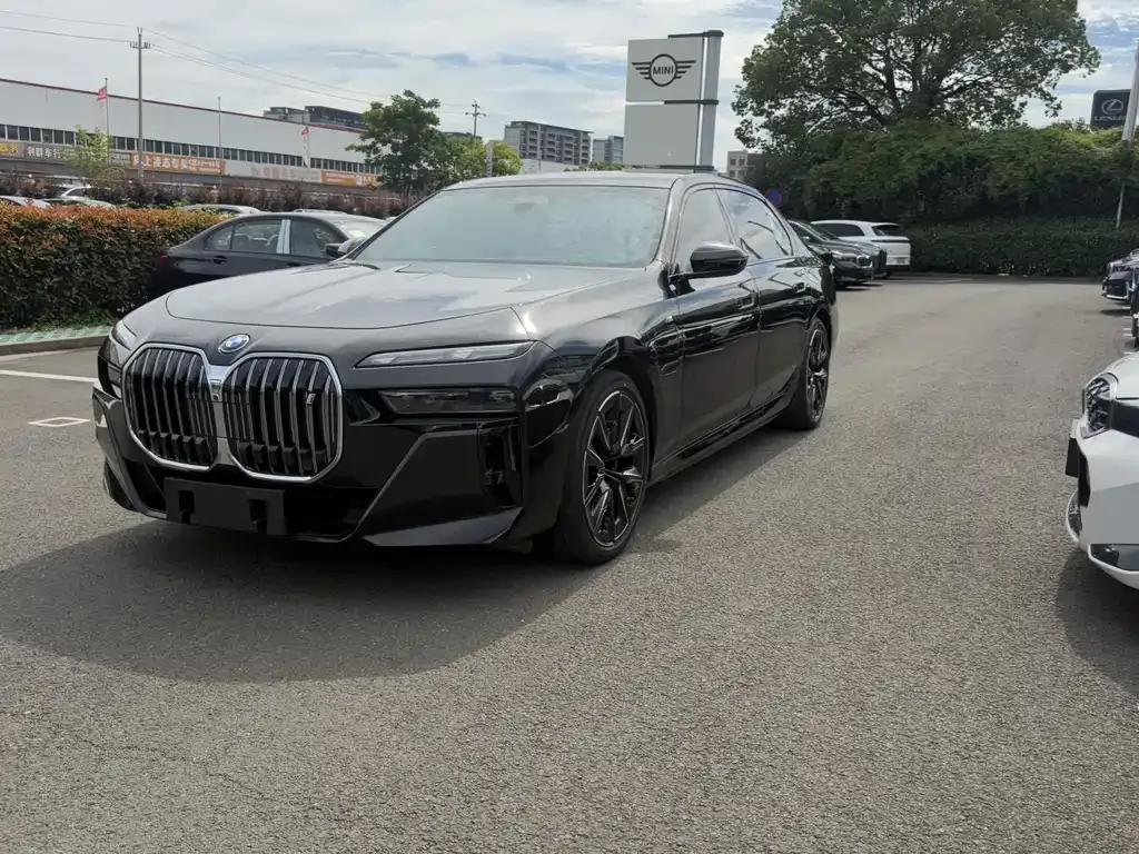 BMW i7 — фото 1