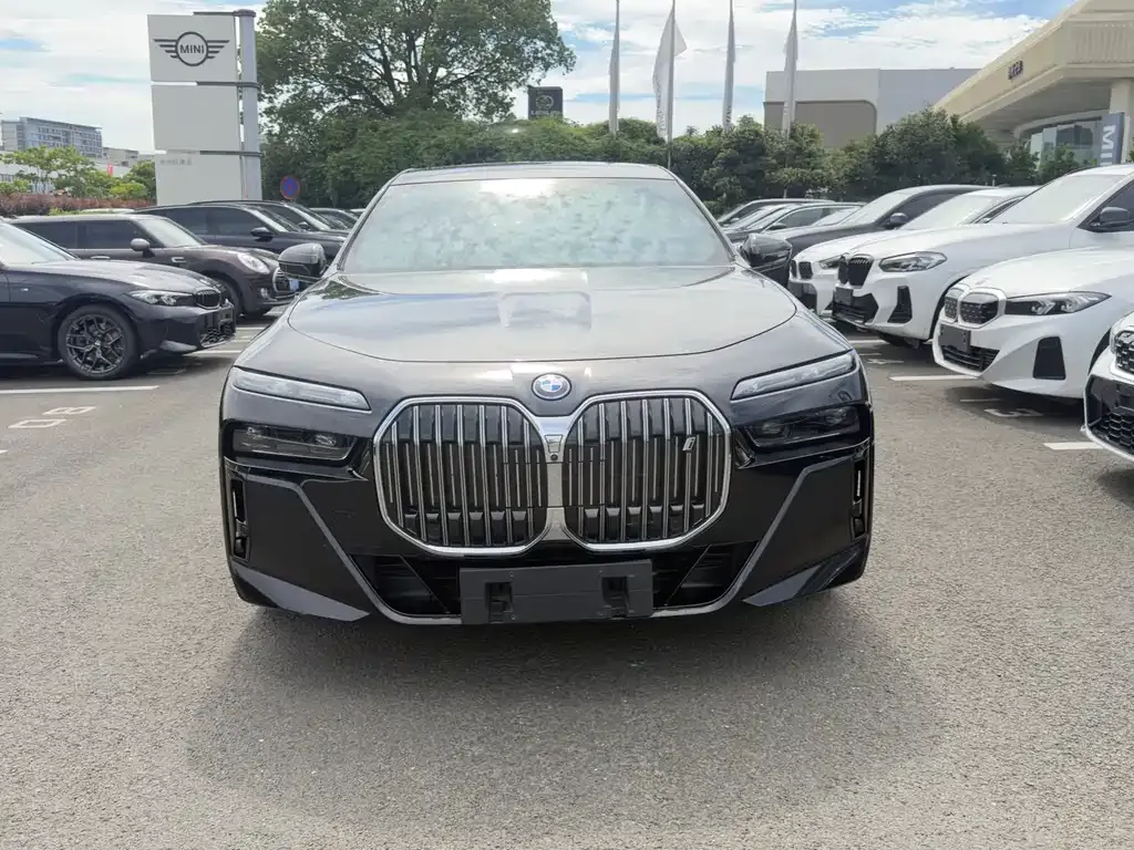 BMW i7 — фото 6