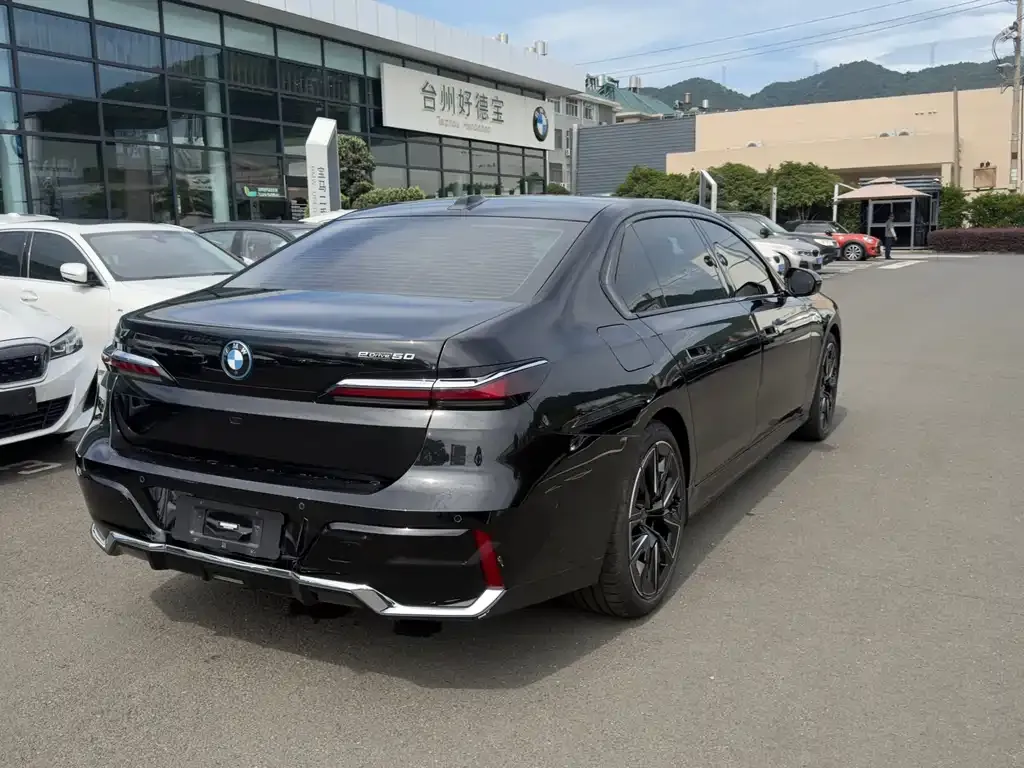 BMW i7 — фото 7
