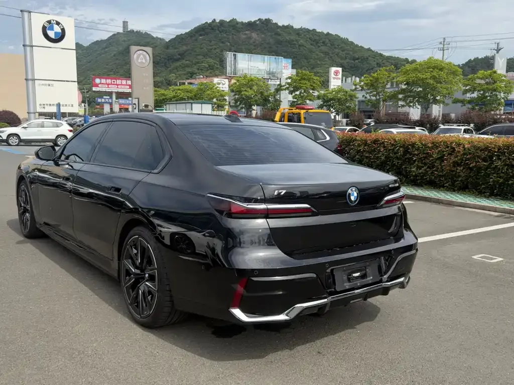 BMW i7 — фото 3