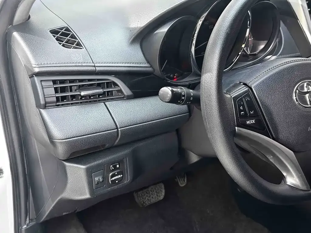 Toyota Yaris L — фото 8